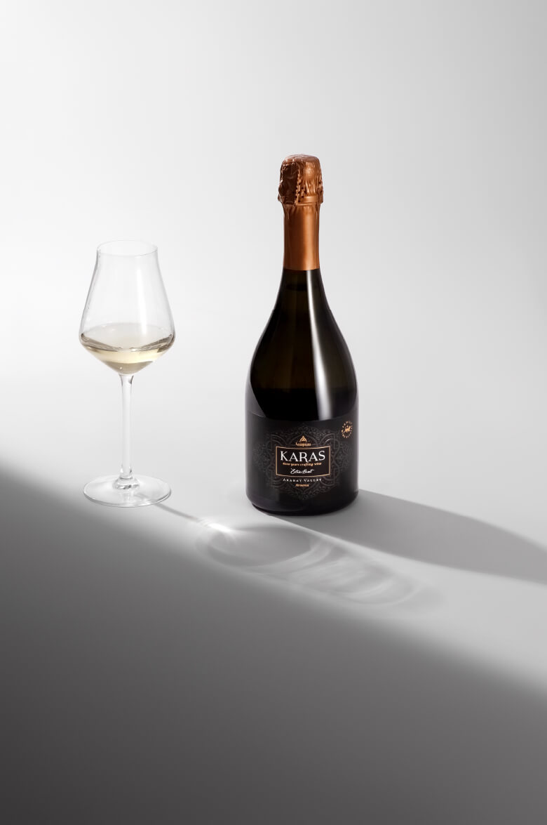 Игристое вино белое экстра брют Karas Extra Brut Tierras de Armenia урожая  2016 года 0.75 л (Карас Экстра Брют Тьеррас де Армения), купить в магазине  в Москве - цена, отзывы