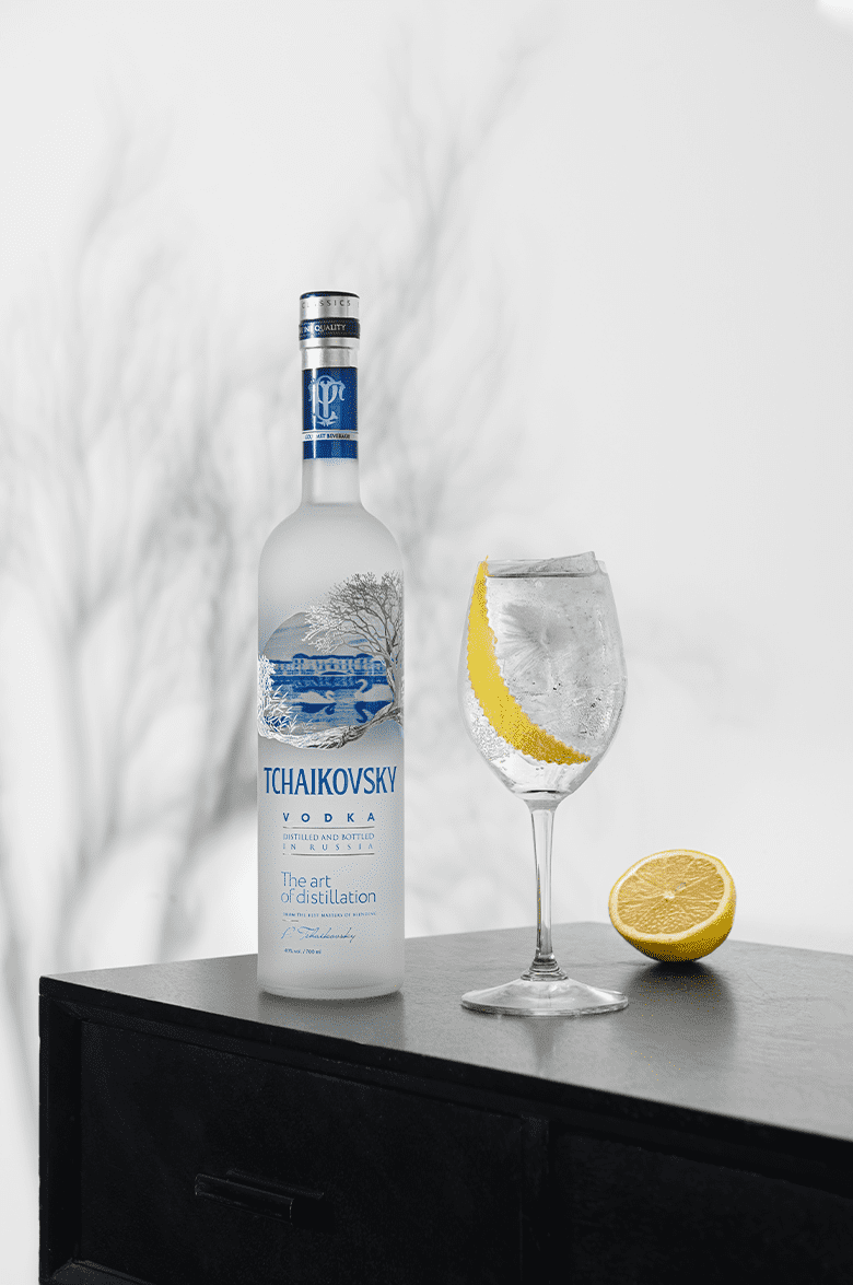 Чайковский в подарочной упаковке с двумя стопками - 0.7&nbsp;л