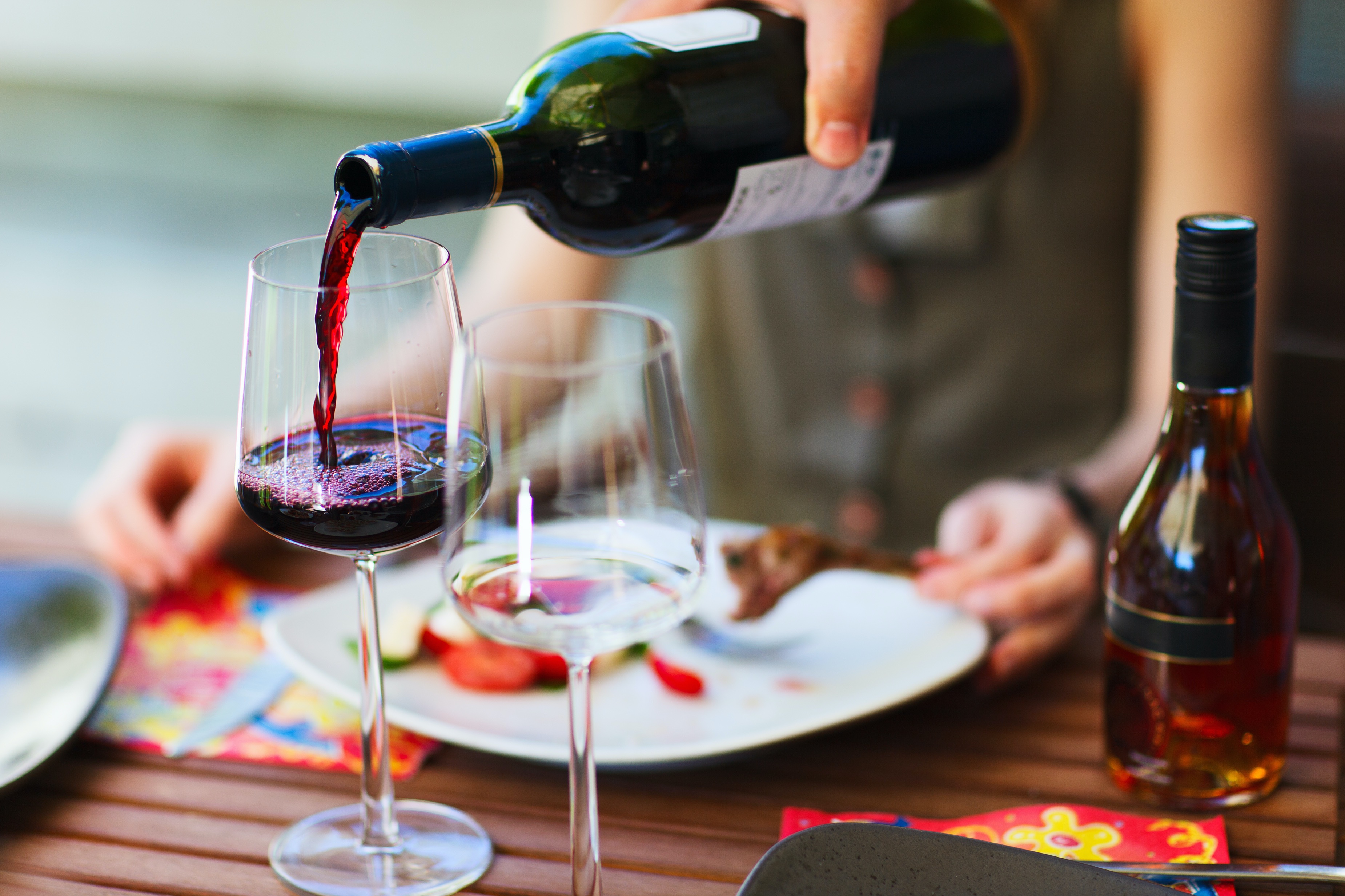 Антибиотики бокал вина можно. Бокал с вином. Наливает вино. Алкоголь в ресторане. Вино наливают в бокал.