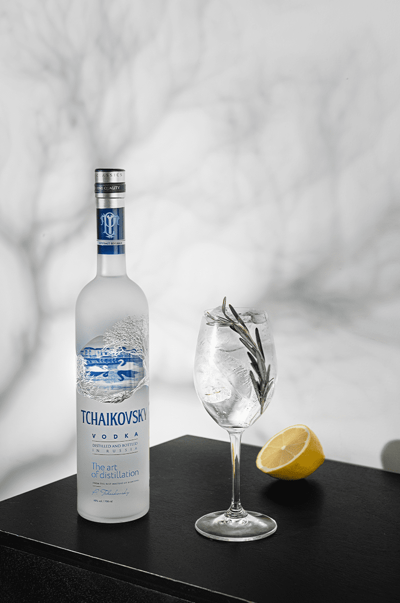 Чайковский в подарочной упаковке с двумя стопками - 0.7&nbsp;л