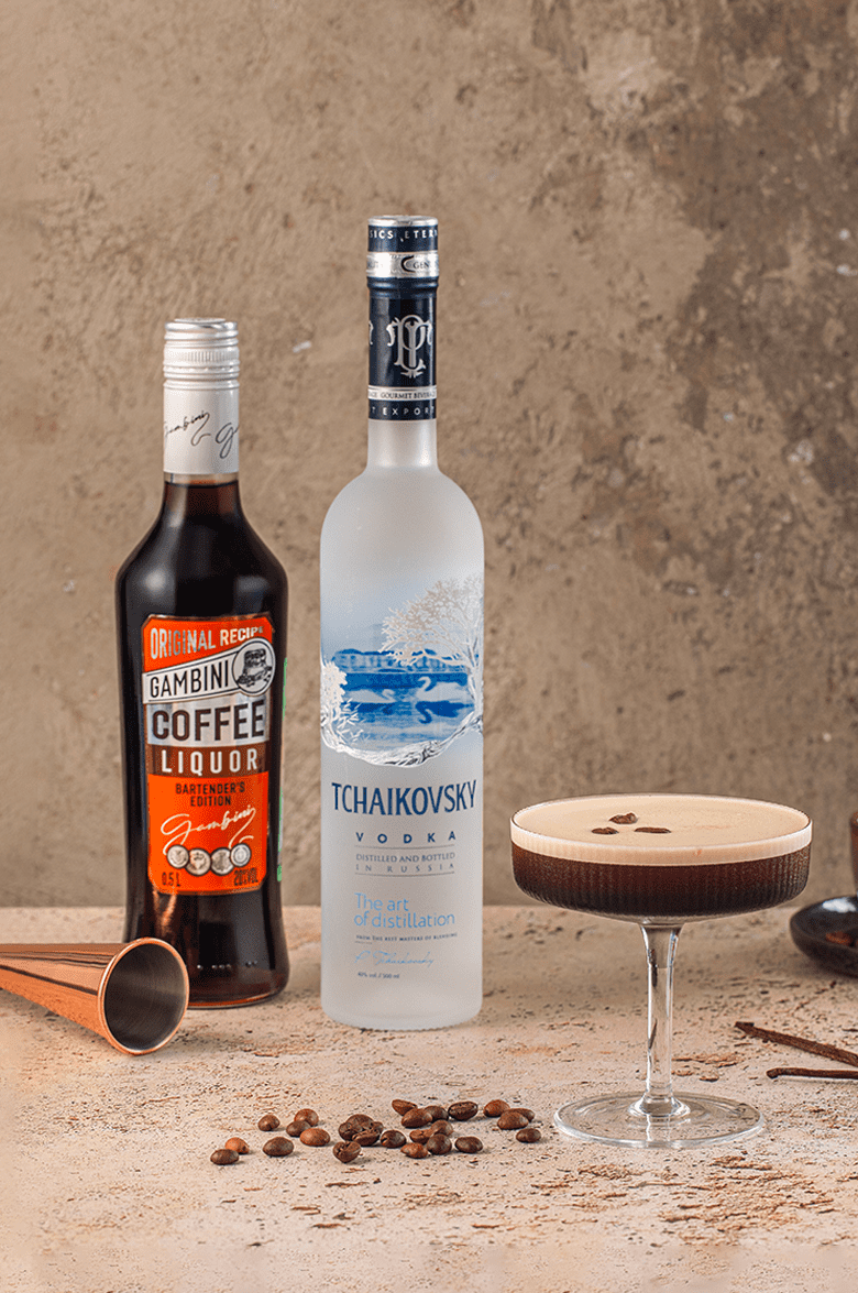 Чайковский в подарочной упаковке с двумя стопками - 0.7&nbsp;л