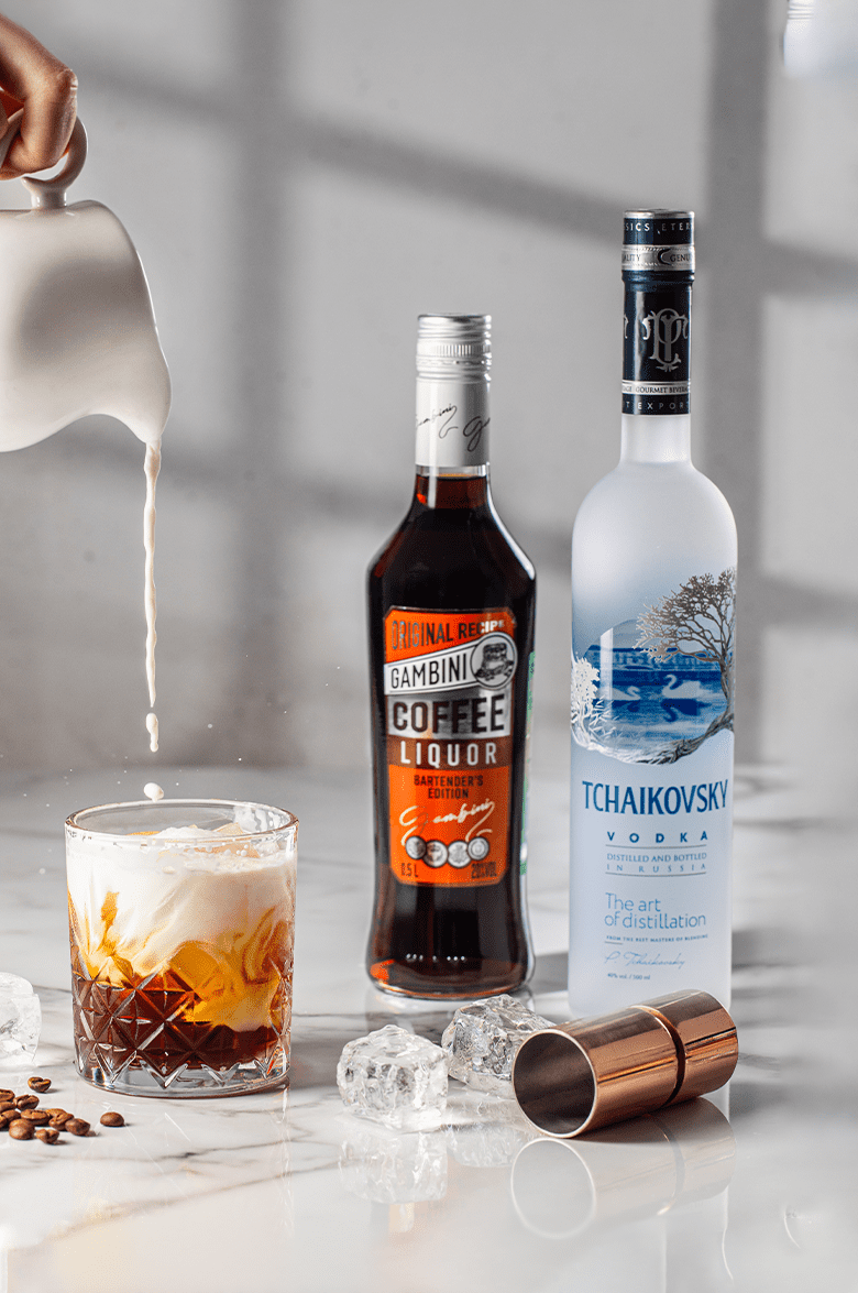 Чайковский в подарочной упаковке с двумя стопками - 0.7&nbsp;л