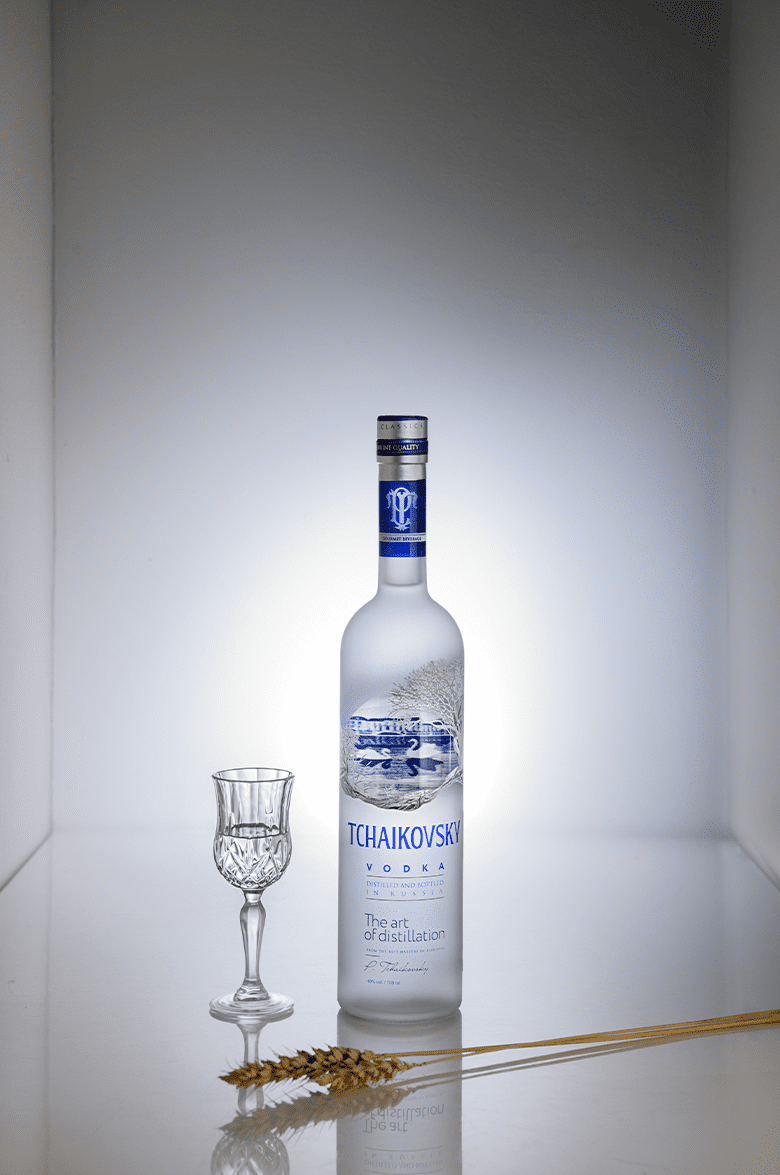 Чайковский в подарочной упаковке с двумя стопками - 0.7&nbsp;л