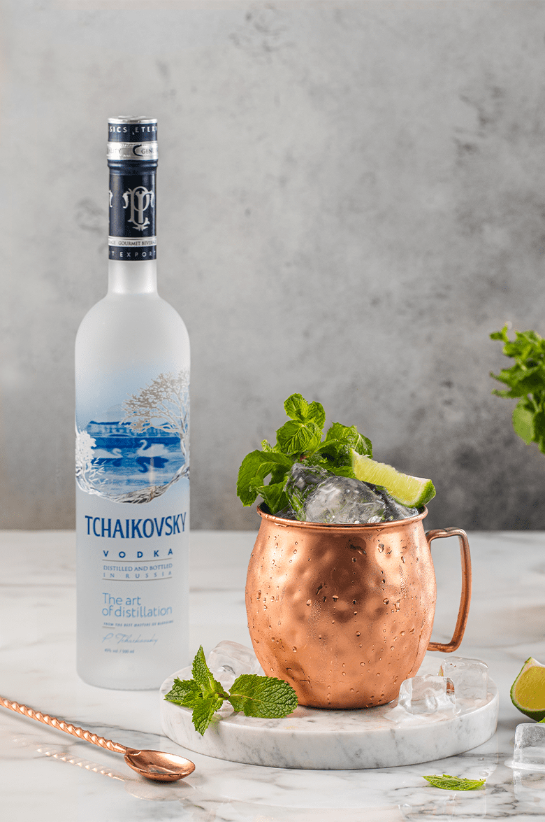 Чайковский в подарочной упаковке с двумя стопками - 0.7&nbsp;л