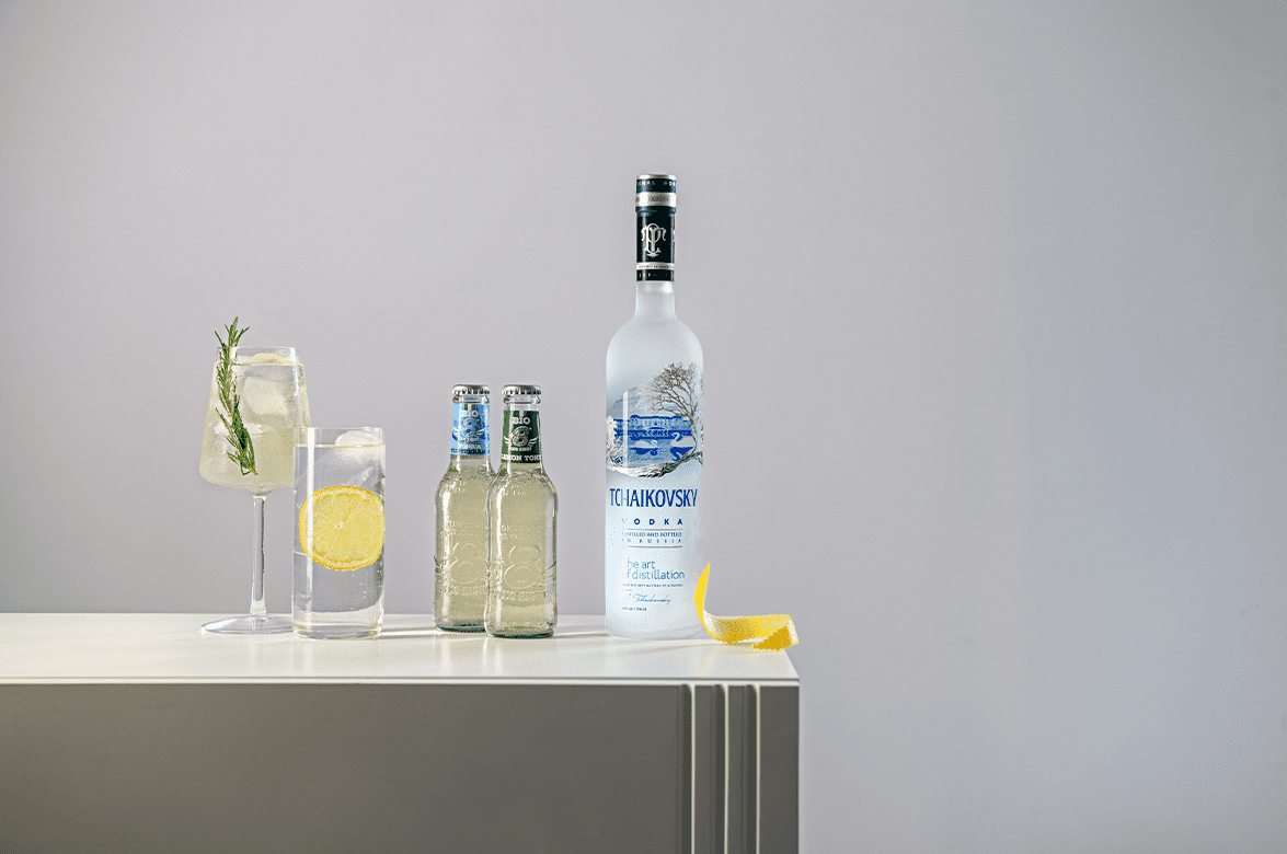 Чайковский в подарочной упаковке с двумя стопками - 0.7&nbsp;л