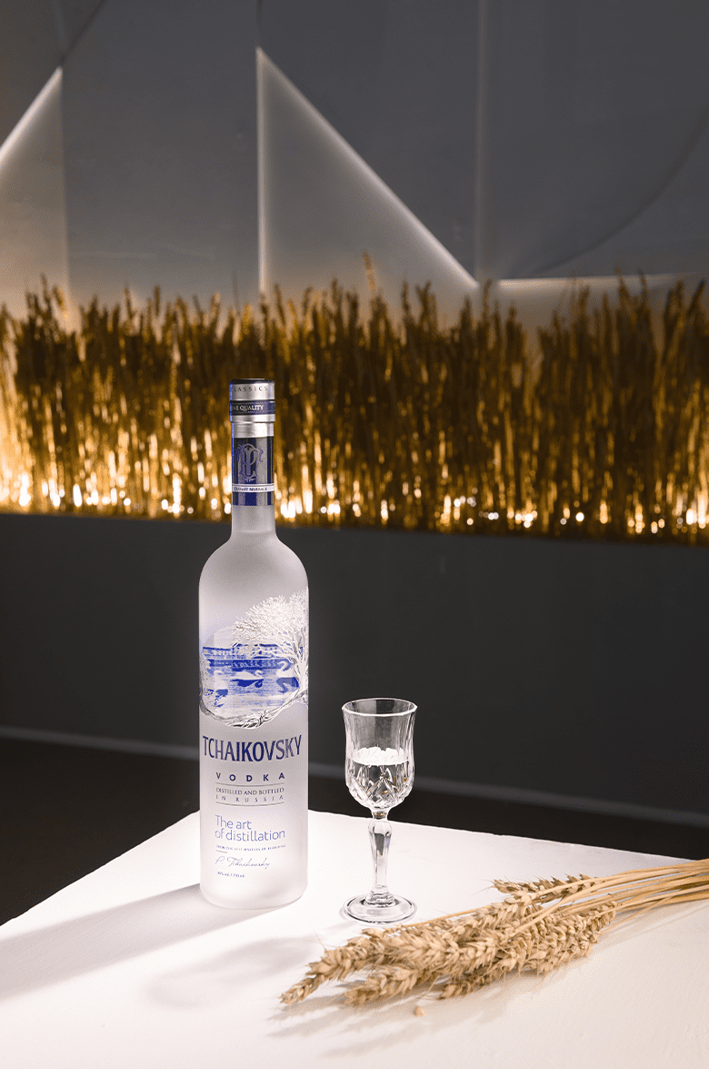 Чайковский в подарочной упаковке с двумя стопками - 0.7&nbsp;л