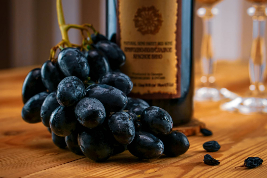 Киндзмараули (красное полусладкое вино) — лучшие производители, виды вина,как выбрать и как отличить подделку