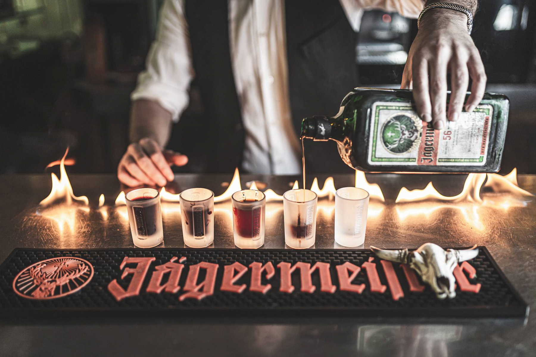 Как пить Егермейстер — с чем пьют Jagermeister, как правильно мешать  алкоголь с другими напитками