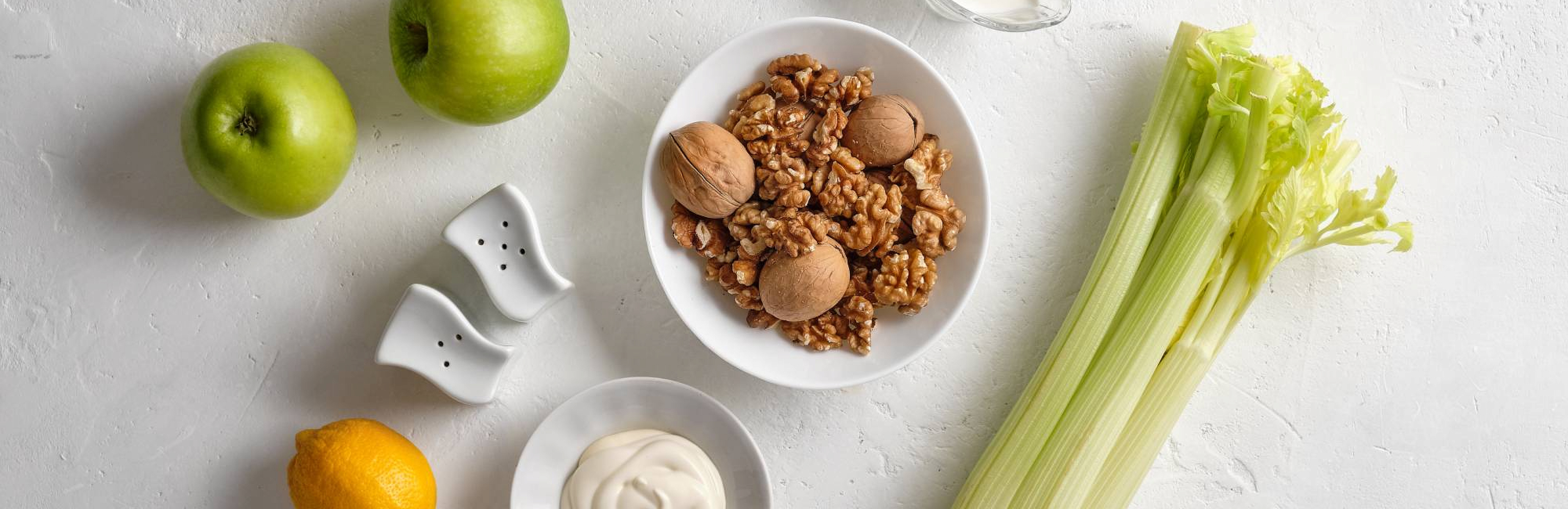 Рецепты: уолдорфский салат и игристое по классике